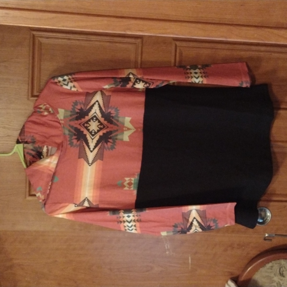 💫 NWT Pull-over Aztec Top